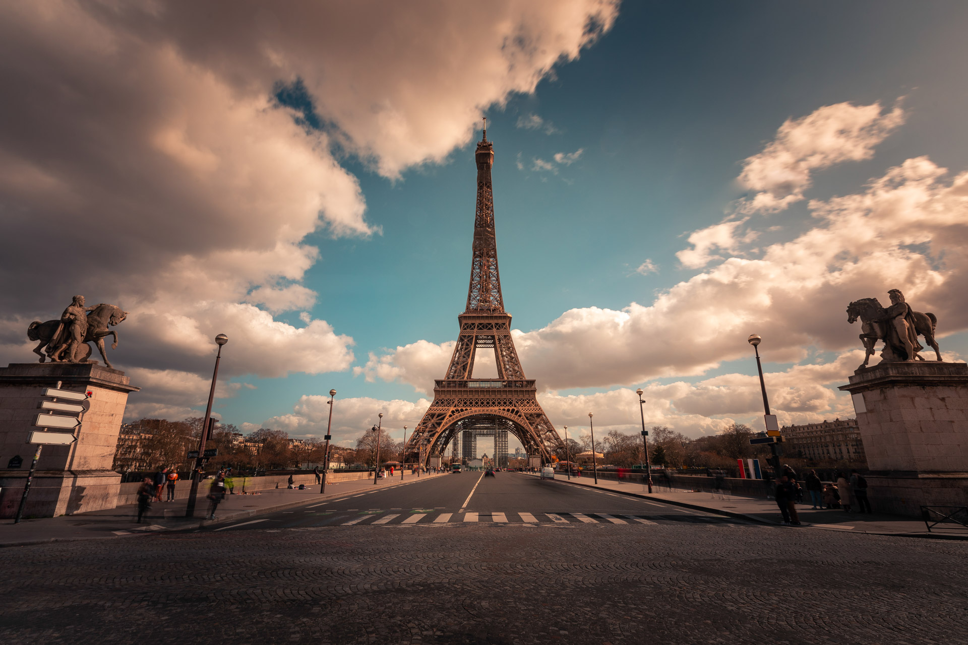 world-famous-eiffel-tower-city-center-paris-france